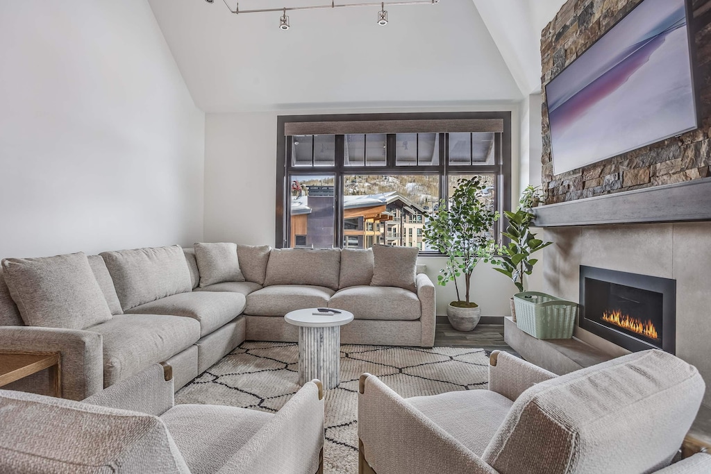 03_84_CARRIAGE_WAY_CP351214003