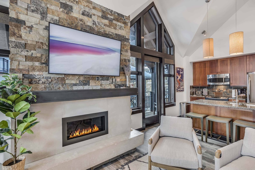 05_84_CARRIAGE_WAY_CP351214005