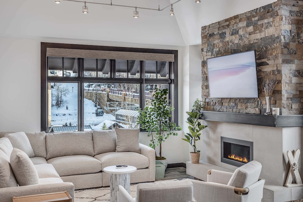 07_84_CARRIAGE_WAY_CP351214007