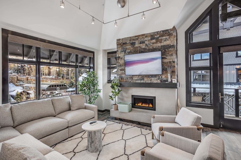 04_84_CARRIAGE_WAY_CP351214004