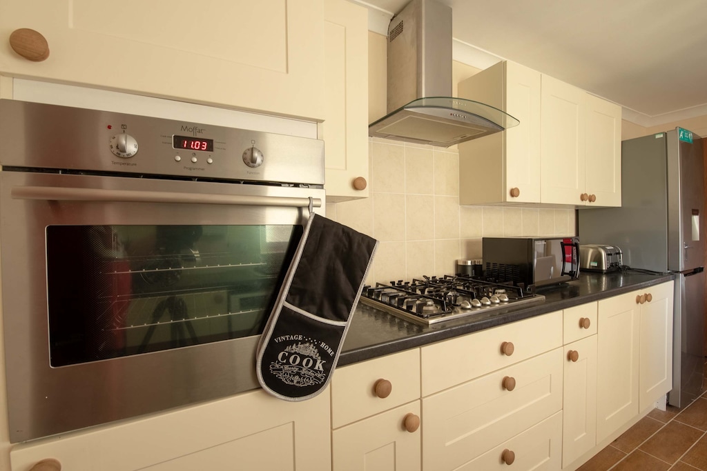 Hanover Apartment, Swansea - Host & Stay