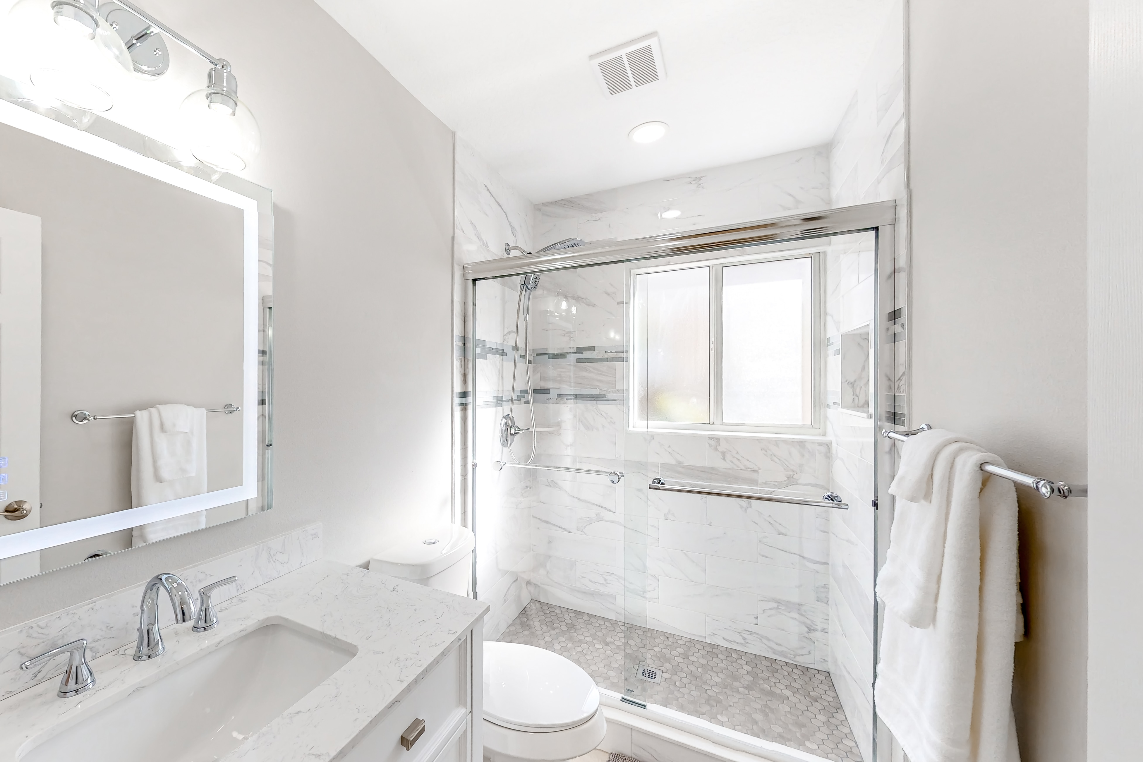 Fully-renovated home with furnished patio, washer/dryer, AC - walk to the beach