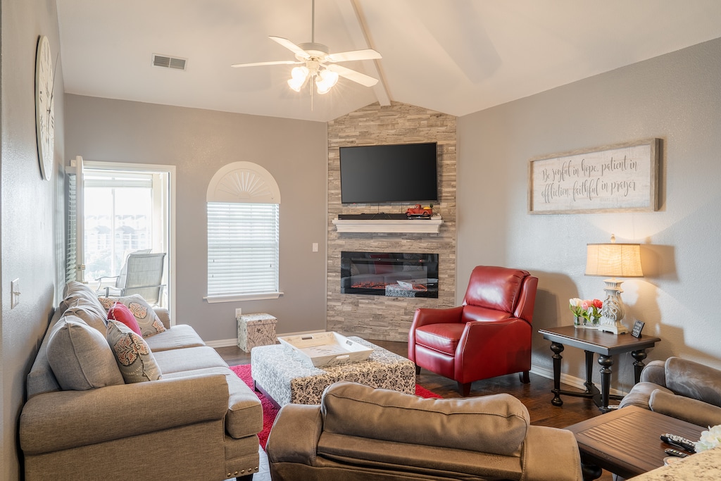 Living Room with Cable TV and Sunroom Access