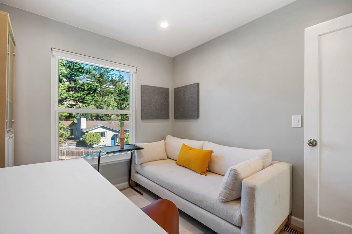 Chic Abode w/Mountain Skyline