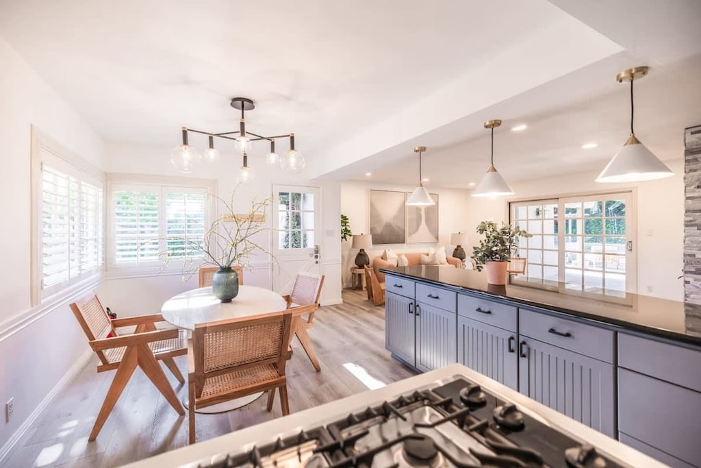 Cozy corner to enjoy breakfast or casual meals