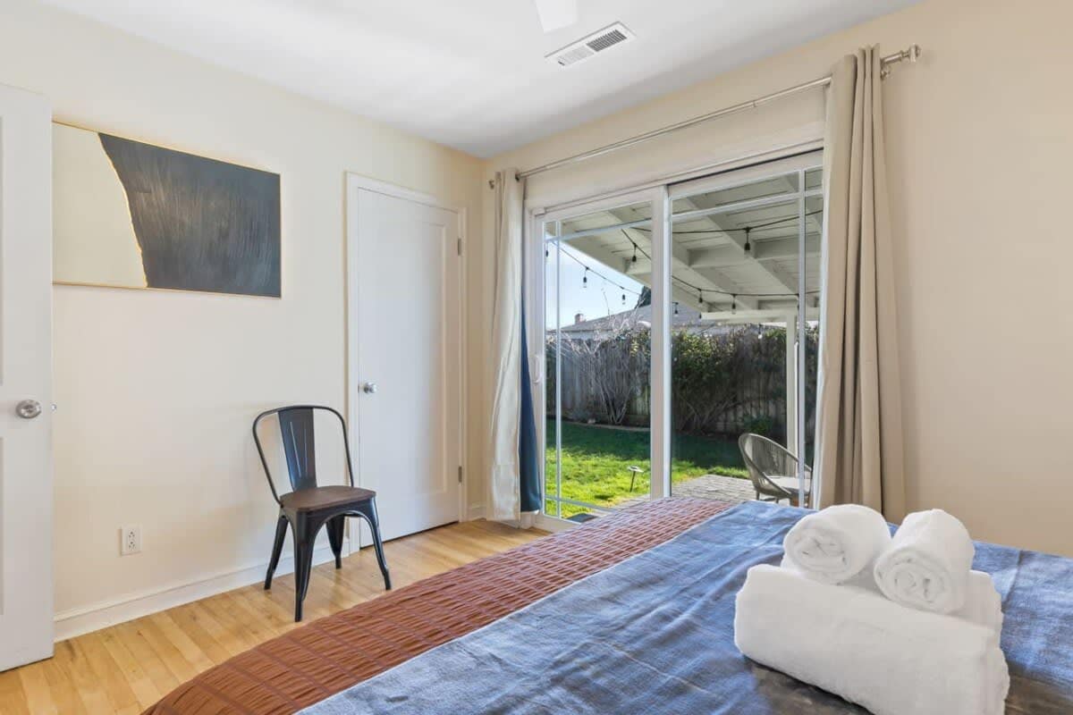 Modern and Sleek Home in Redwood