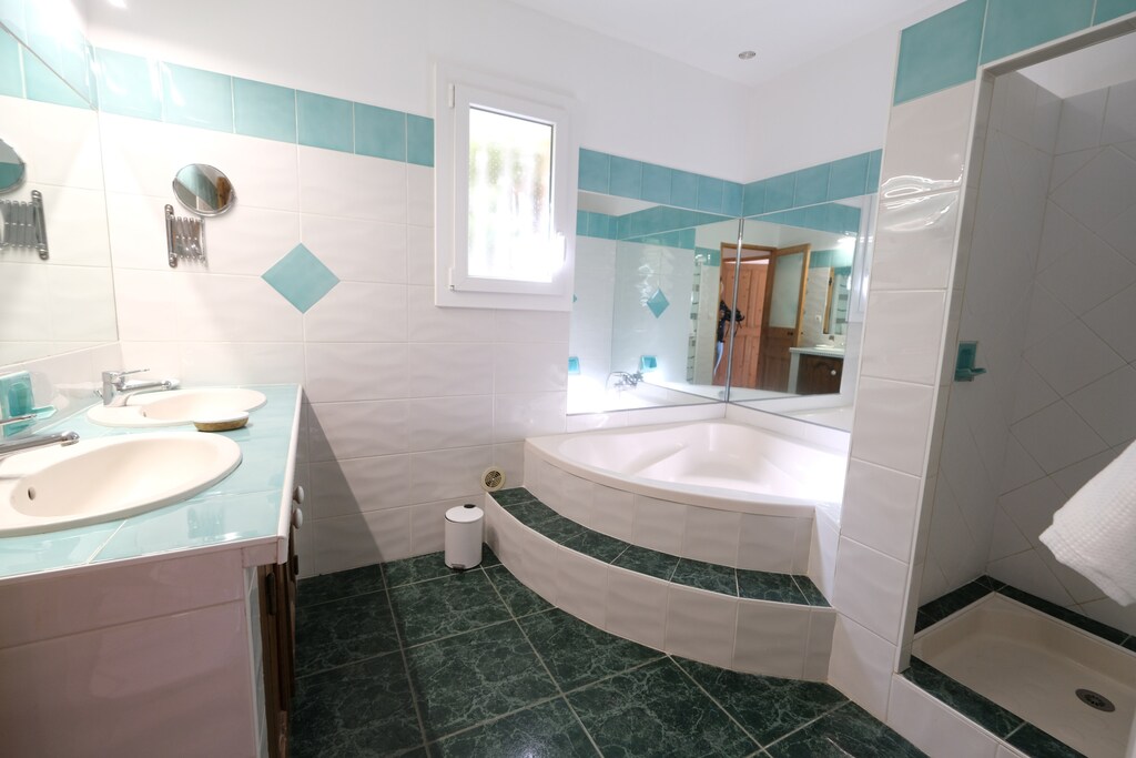 Vacation rental MOURIES, Alpilles Provence villa to rent with pool with all comforts 1 bathroom.  Book online with Plaisirs & Maisons de Provence