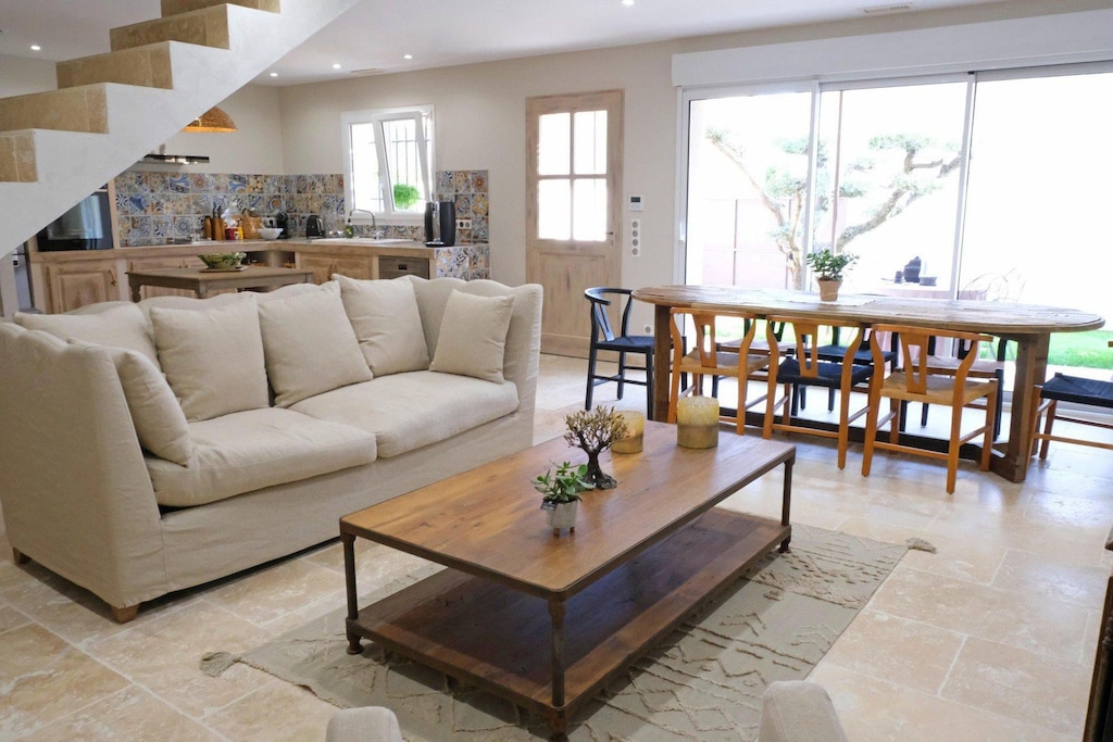 AUREILLE Alpilles Provence vacation rental, comfortable house for rent, large living room for 6 people. Online reservation with Plaisirs & Maisons de Provence
