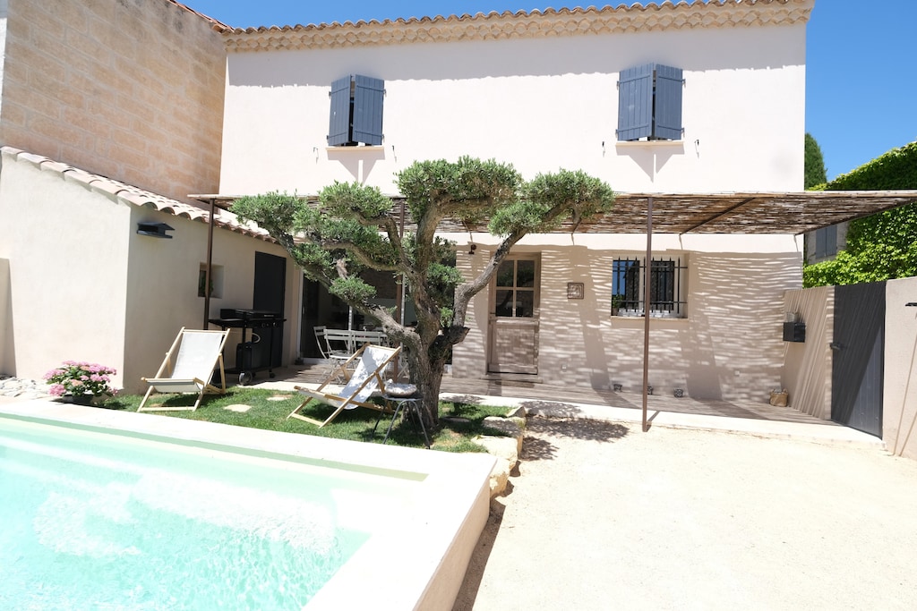 AUREILLE Alpilles Provence vacation rental, comfortable house for rent with private pool for 6 people. Online reservation with Plaisirs & Maisons de Provence
