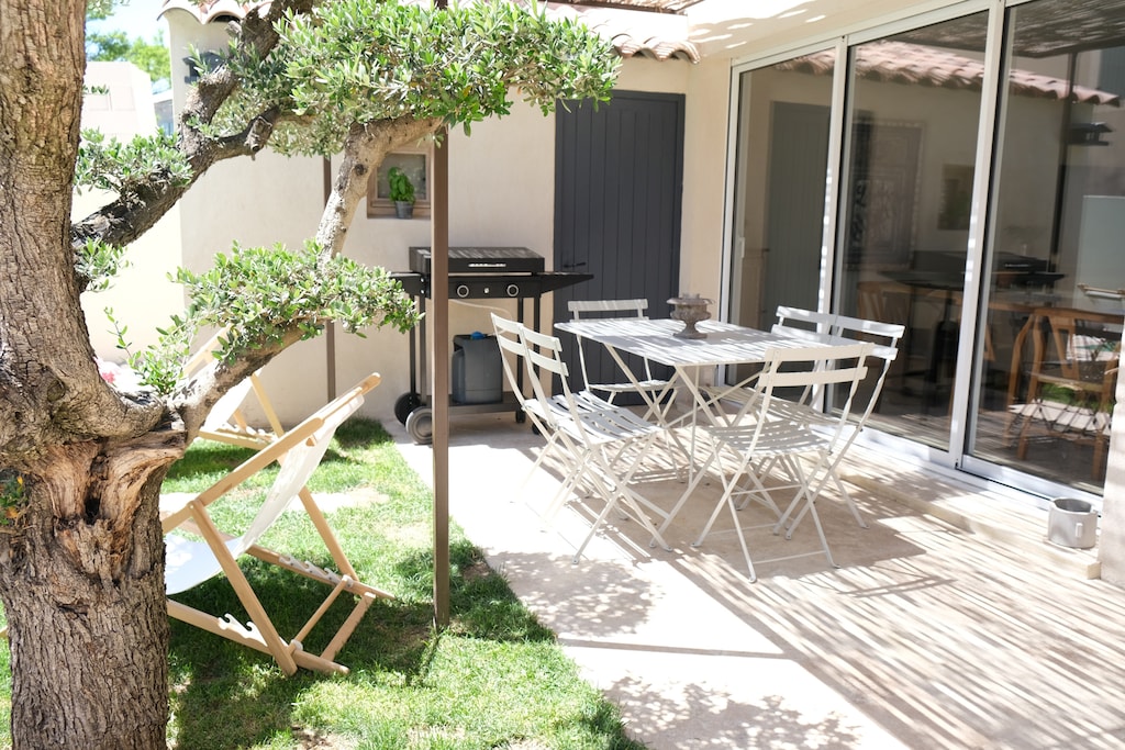 AUREILLE Alpilles Provence vacation rental, comfortable house for rent, terrace for 6 people. Online reservation with Plaisirs & Maisons de Provence

