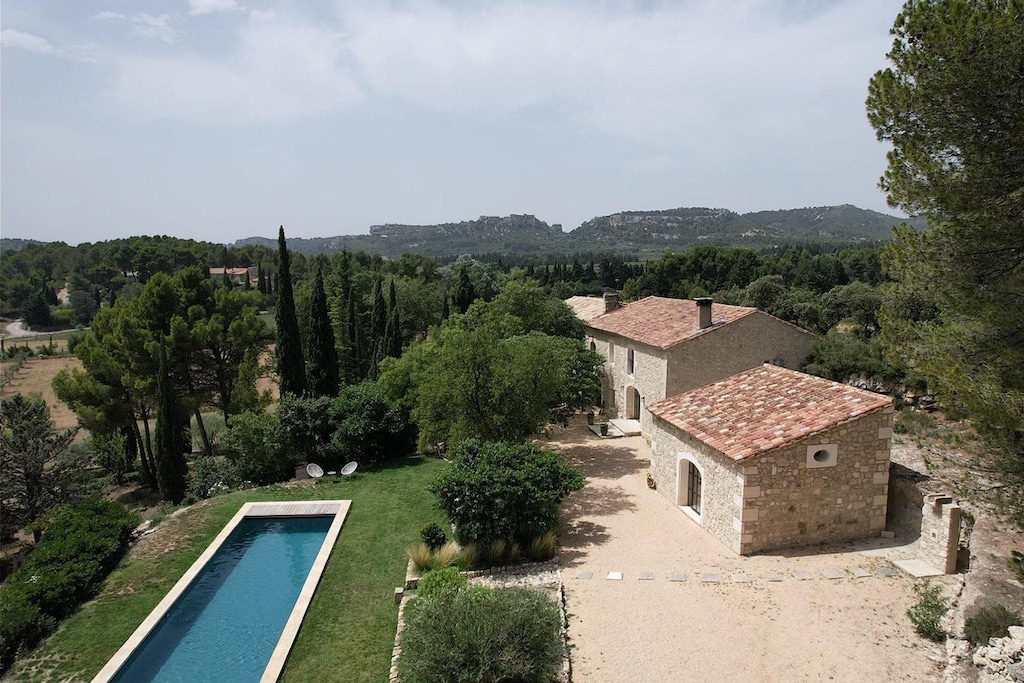 BAUX DE PROVENCE vacation rental, luxury farmhouse to rent with all comfort for 10 people. Online reservation with Plaisirs & Maisons de Provence

