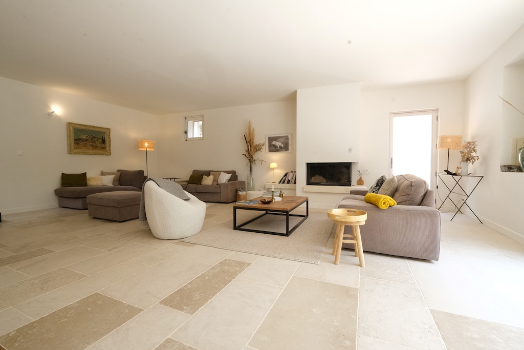 BAUX DE PROVENCE vacation rental, luxury farmhouse for rent with all comfort, living room for 10 people. Online reservation with Plaisirs & Maisons de Provence
