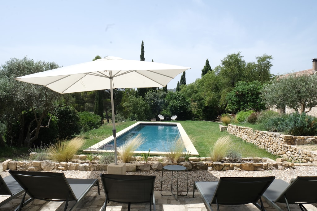 BAUX DE PROVENCE vacation rental, luxury farmhouse for rent with all comfort, private pool for 10 people. Online reservation with Plaisirs & Maisons de Provence
