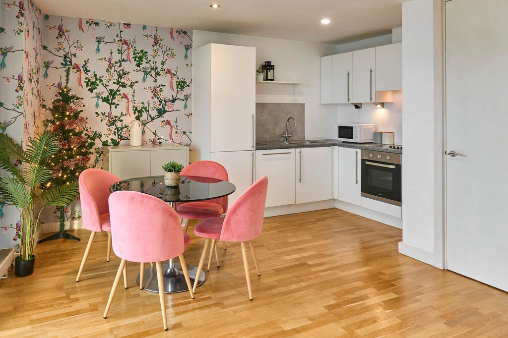 Canal View Apartment, Salford - Host & Stay