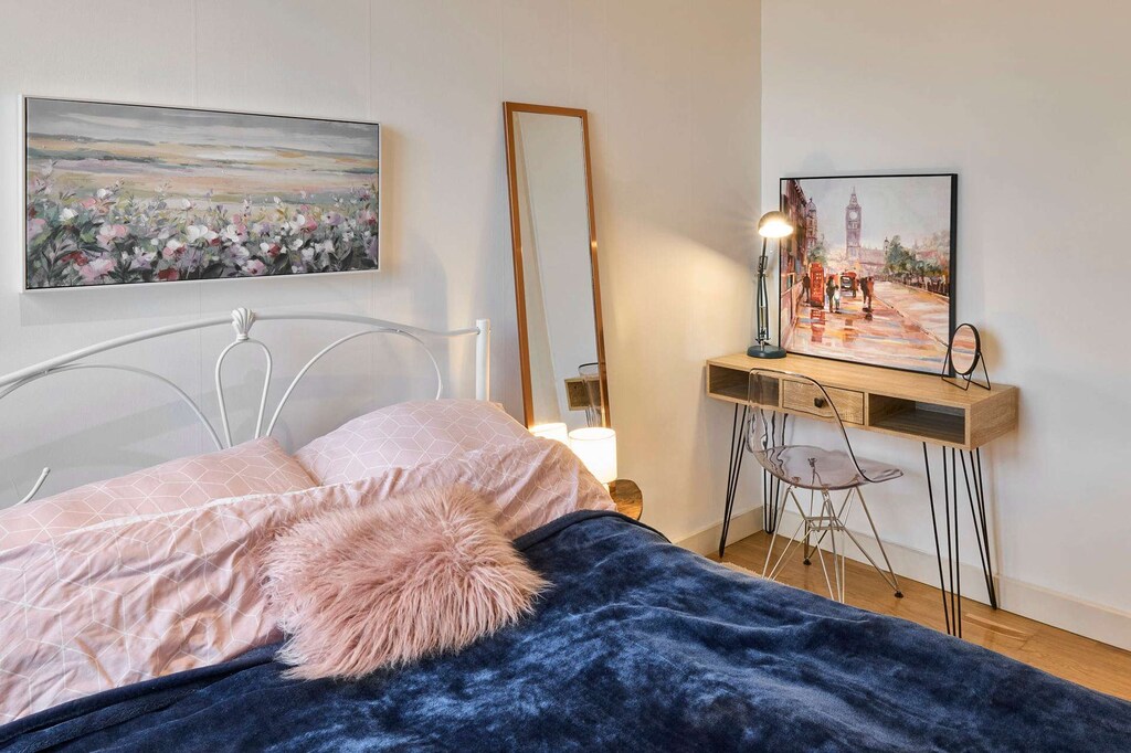 Canal View Apartment, Salford - Host & Stay