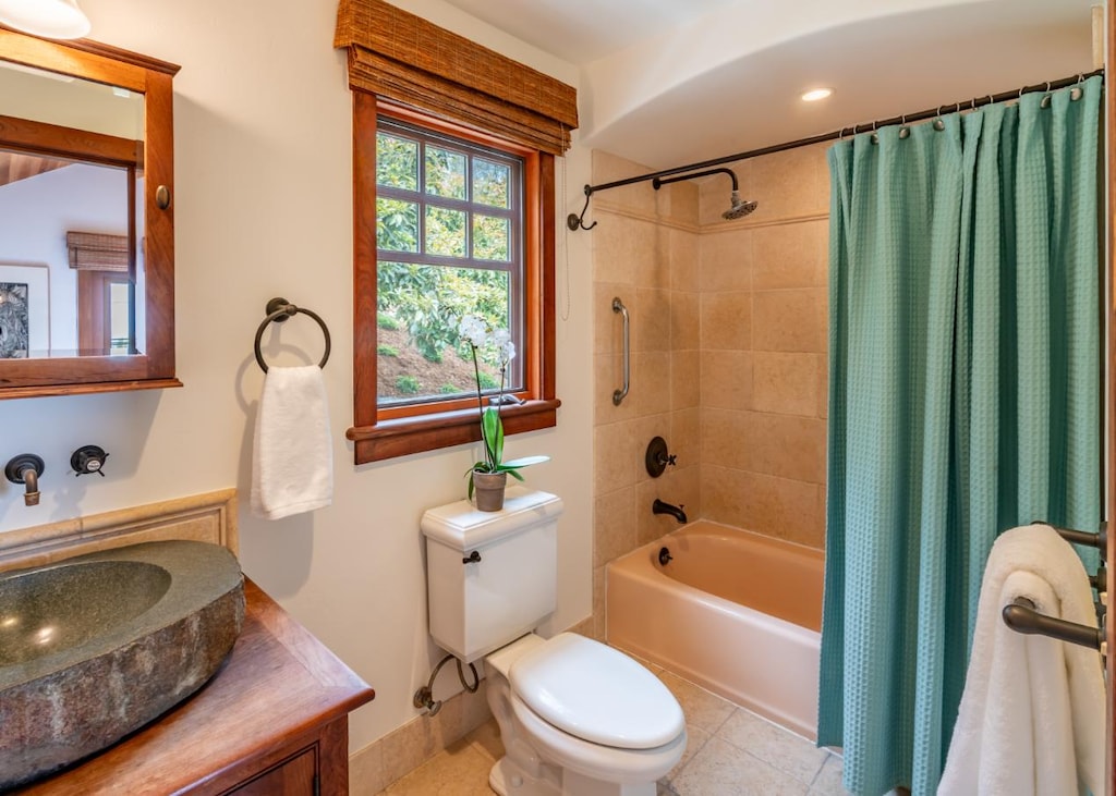 Loft Studio Full Bathroom