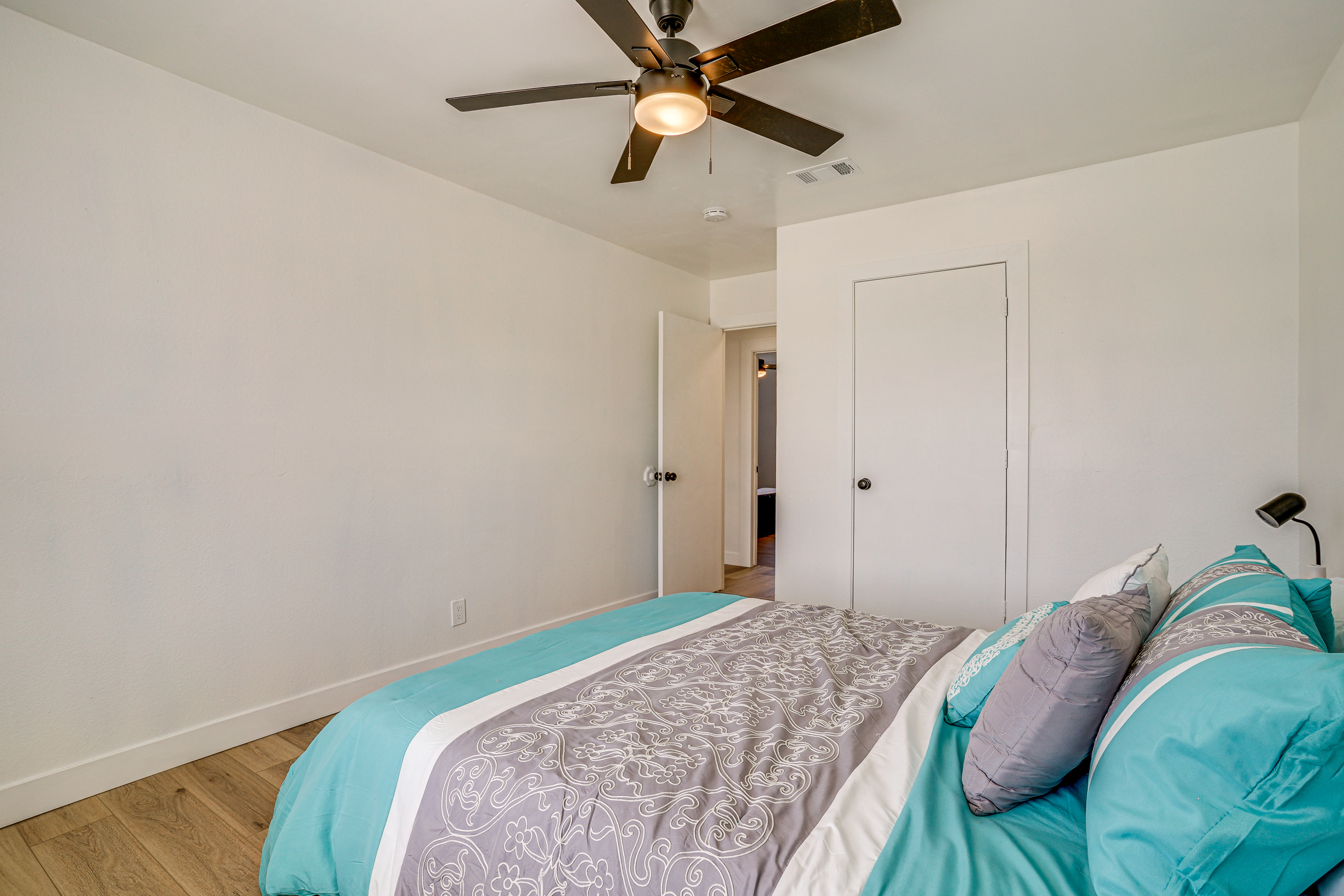 7 Mi to Lake Bridgeport: Home w/ Yard & Grill!