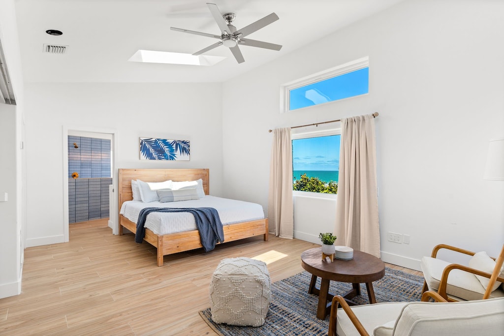Tranquil master bedroom w/ king size bed and direct ocean views (upstairs)