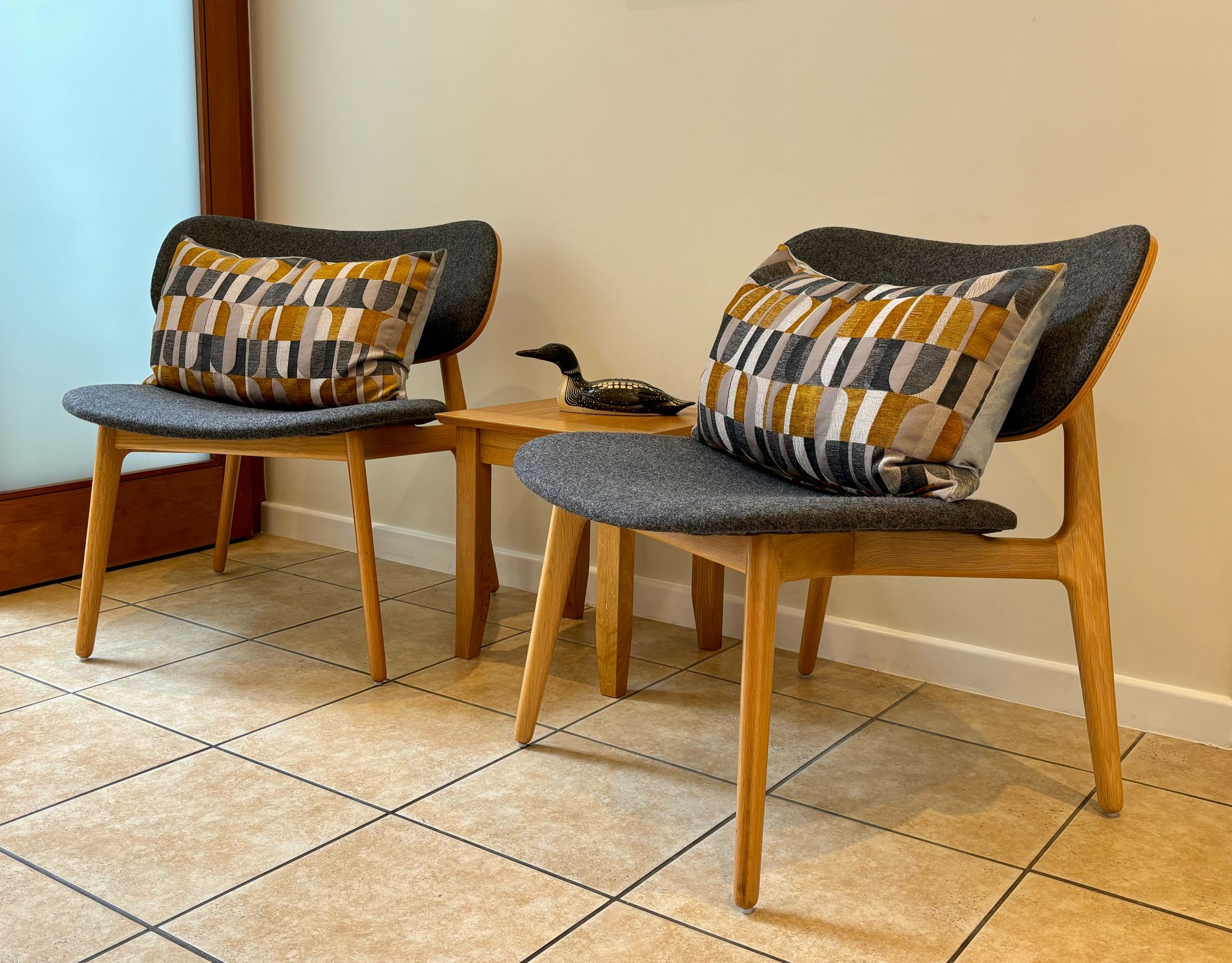 Modern chairs with cozy cushions and a wooden side table—perfect for relaxing moments. Modern chairs with cozy cushions and a wooden side table—perfect for relaxing moments.