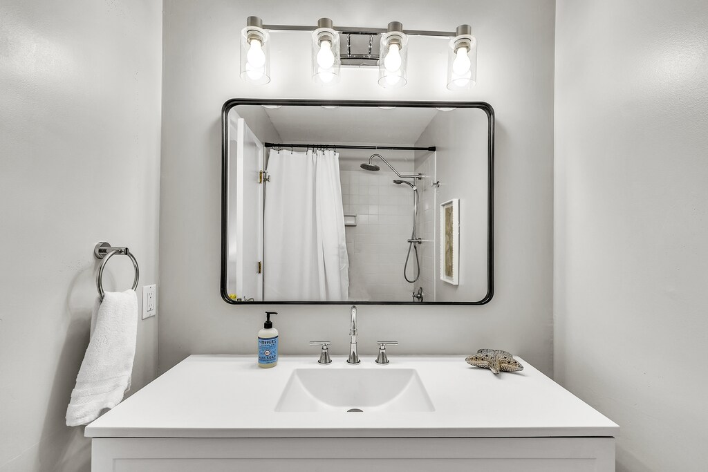 Guest Bedroom En-Suite Bathroom