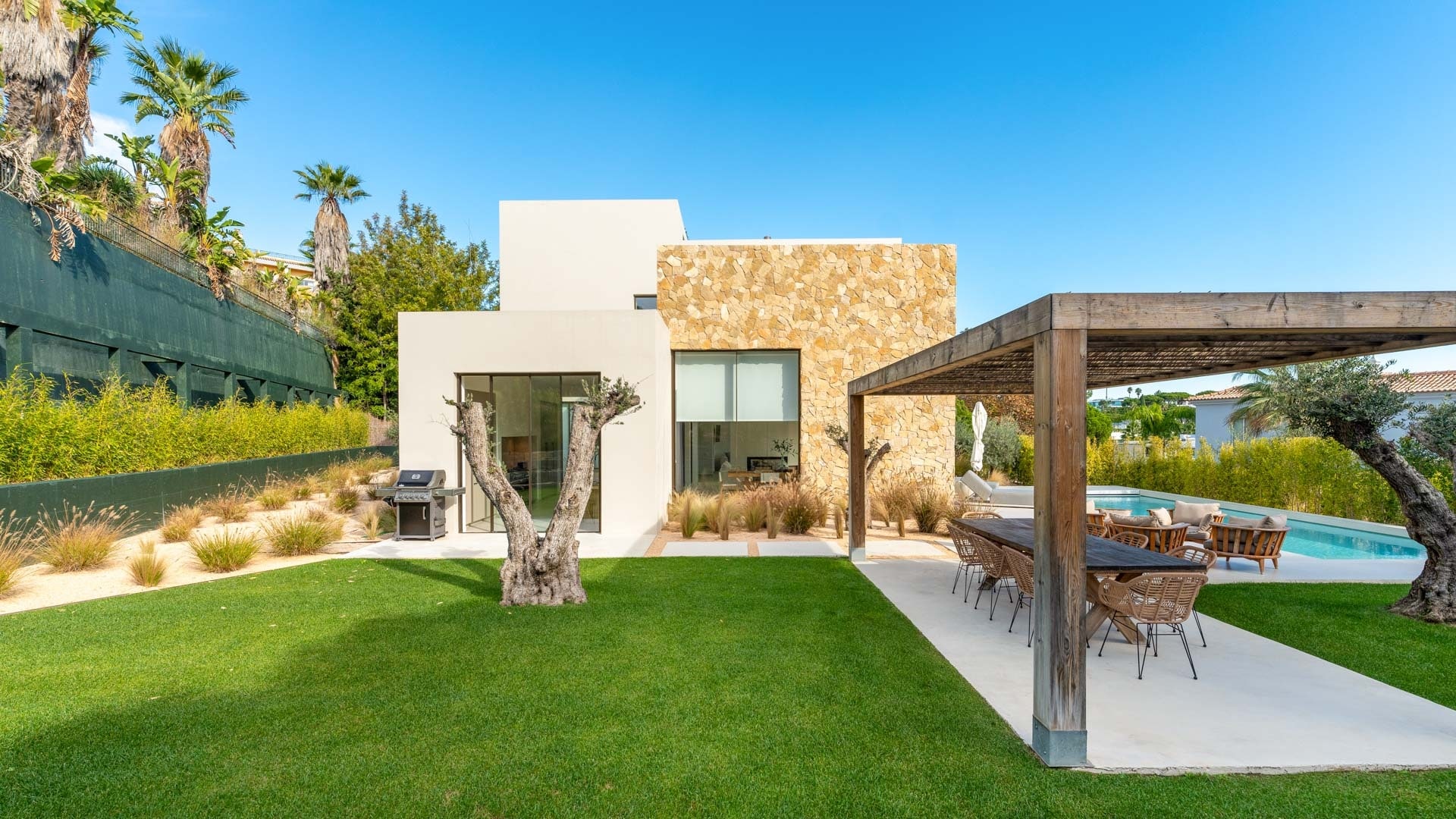 Bespoke Quinta do Lago Villa with Heated Pool and Rooftop Jacuzzi Bespoke Quinta do Lago Villa with Heated Pool and Rooftop Jacuzzi