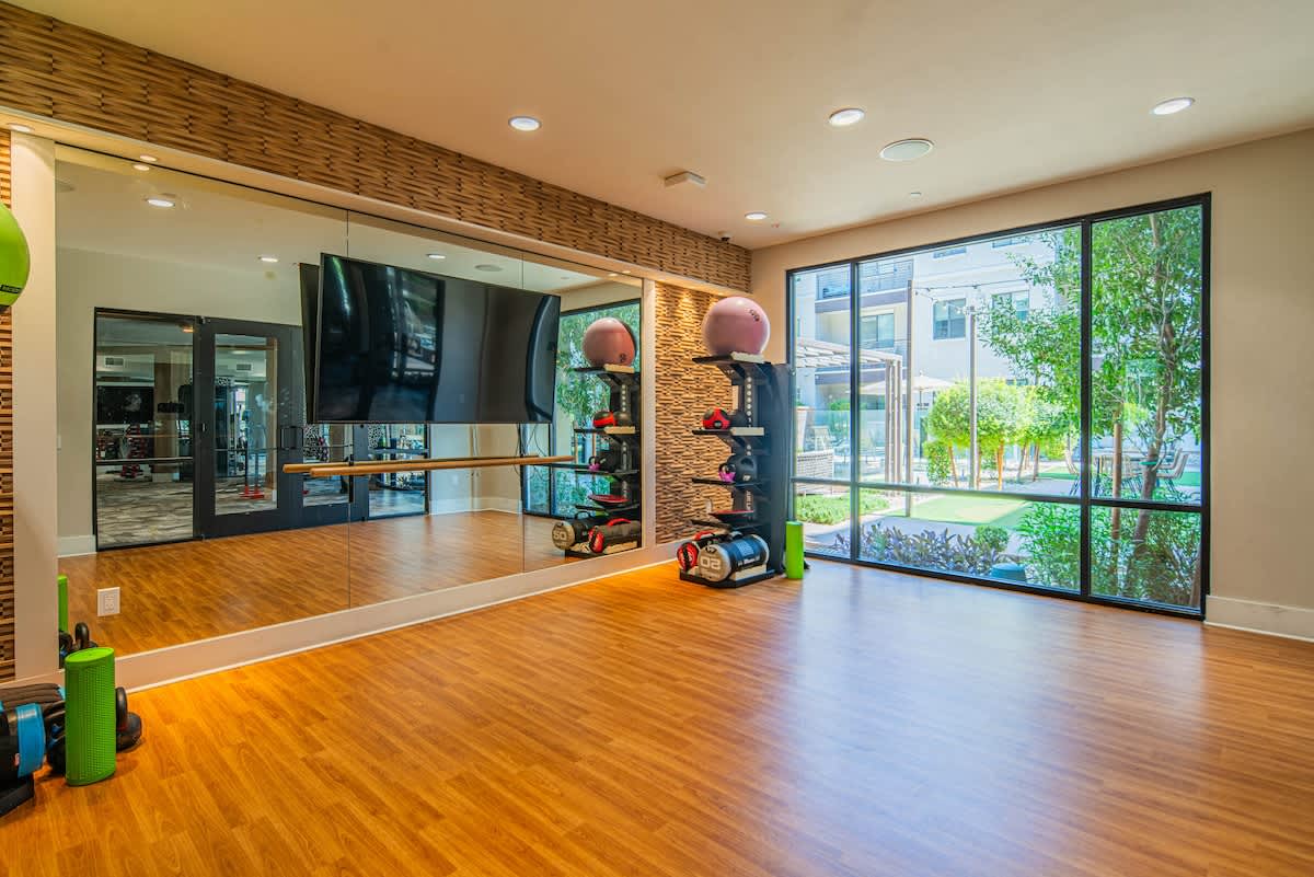 Central Stay Apt |Gym, Pool, W/D, Parking, Sleep 5