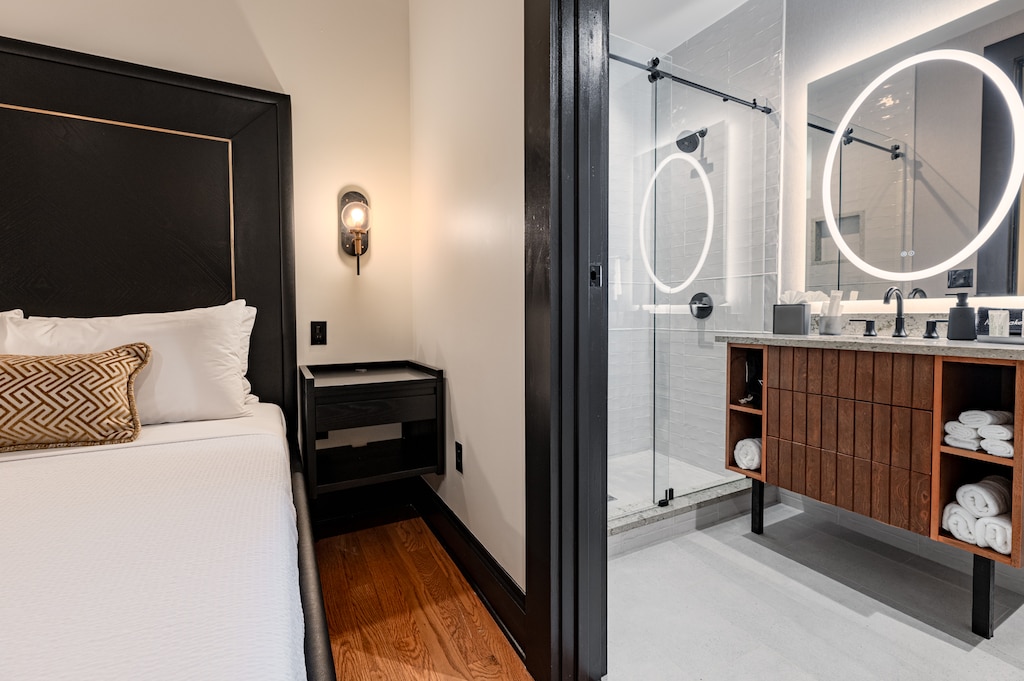 Bedroom 3 - En-suite bathroom