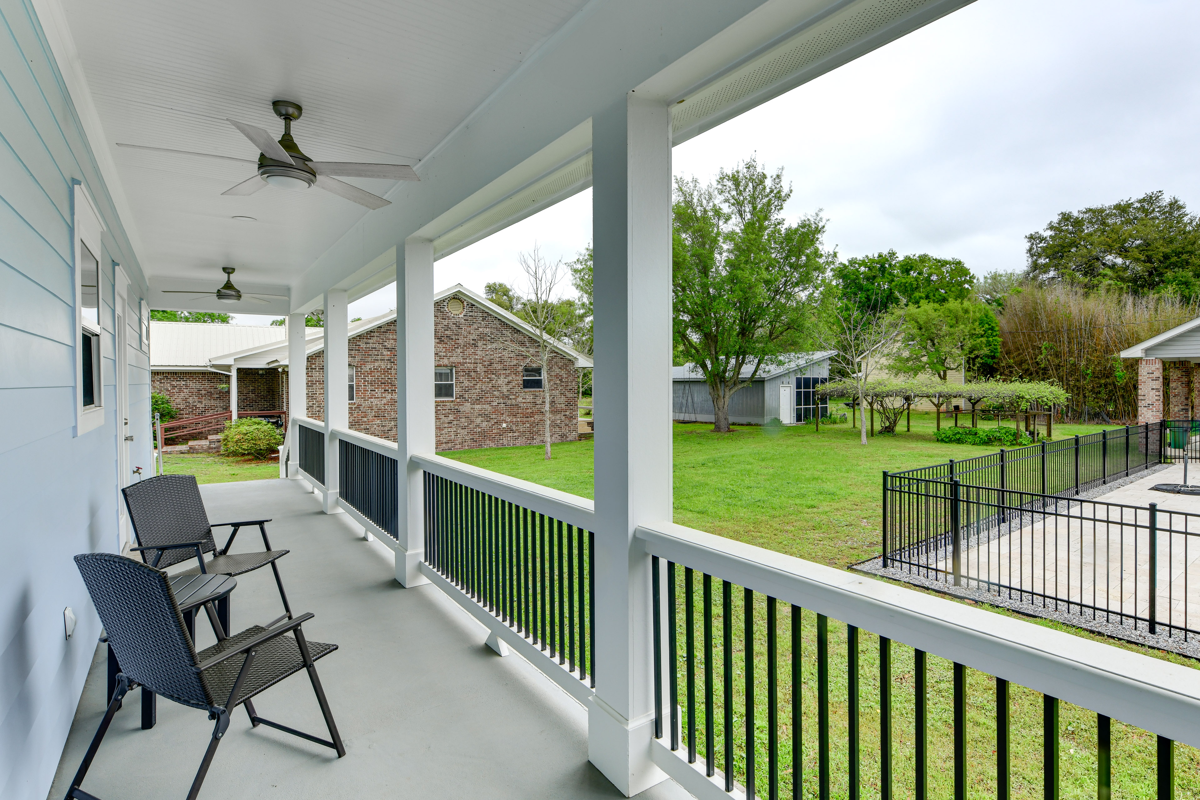 Walk to Beach & Harbor: Dtwn Pass Christian Home