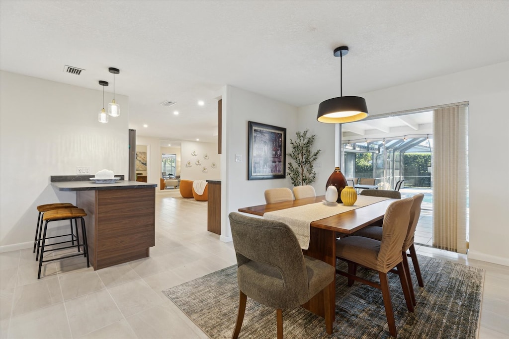 Dining area and bar counter to gather with your family.