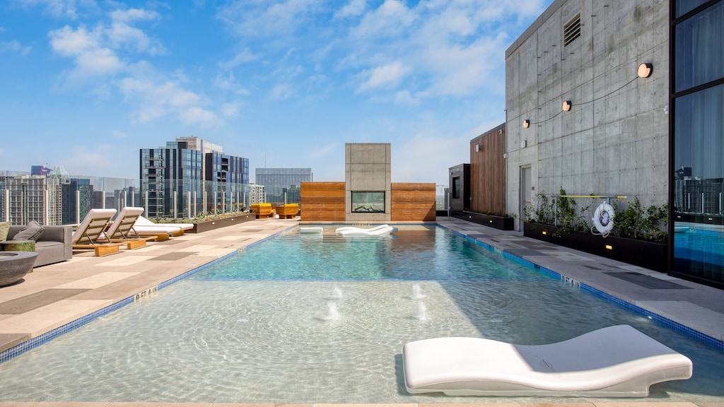 Community amenities - rooftop pool.