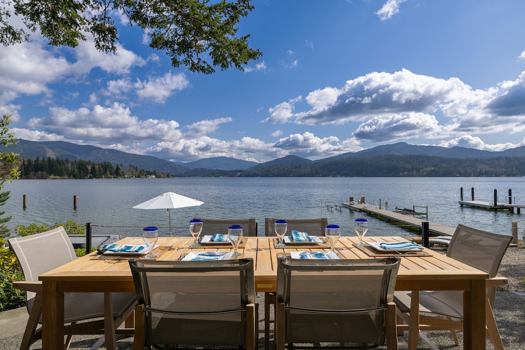 Dine lakeside with panoramic water and mountain views—ideal for romantic dinners or unforgettable family meals.