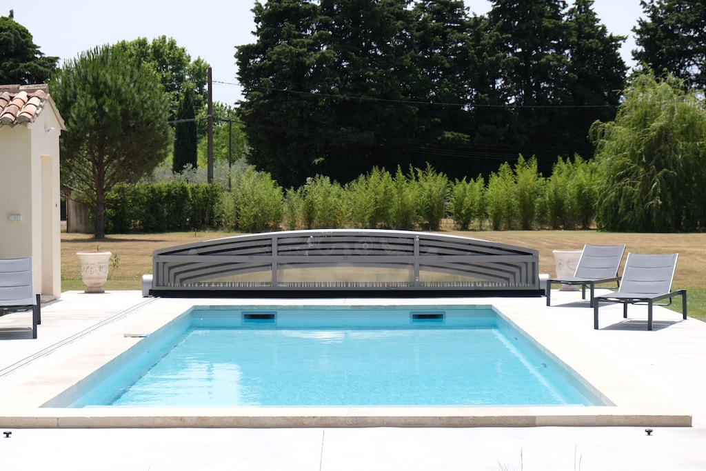 CAVAILLON vacation rental, Provençal farmhouse to rent with all comfort, heated swimming pool for 10 people. Online reservation with Plaisirs & Maisons de Provence

