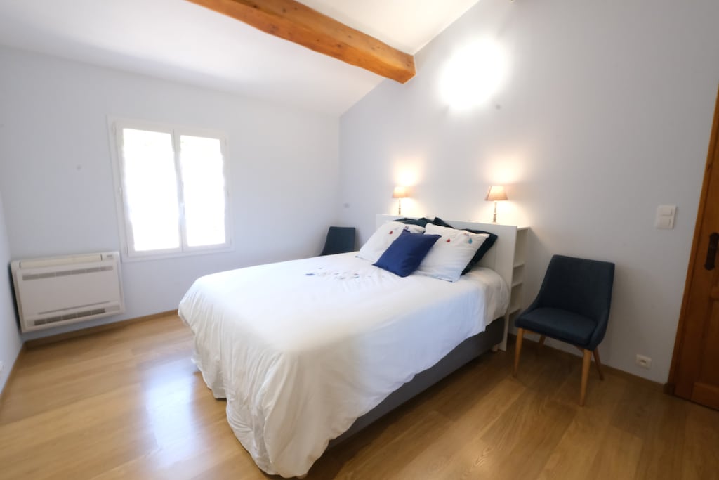 CAVAILLON vacation rental, Provençal farmhouse to rent with all comfort, 5 bedrooms for 10 people. Online reservation with Plaisirs & Maisons de Provence
