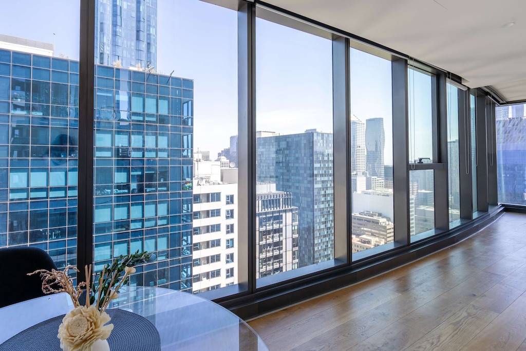 Apartment with expansive city views