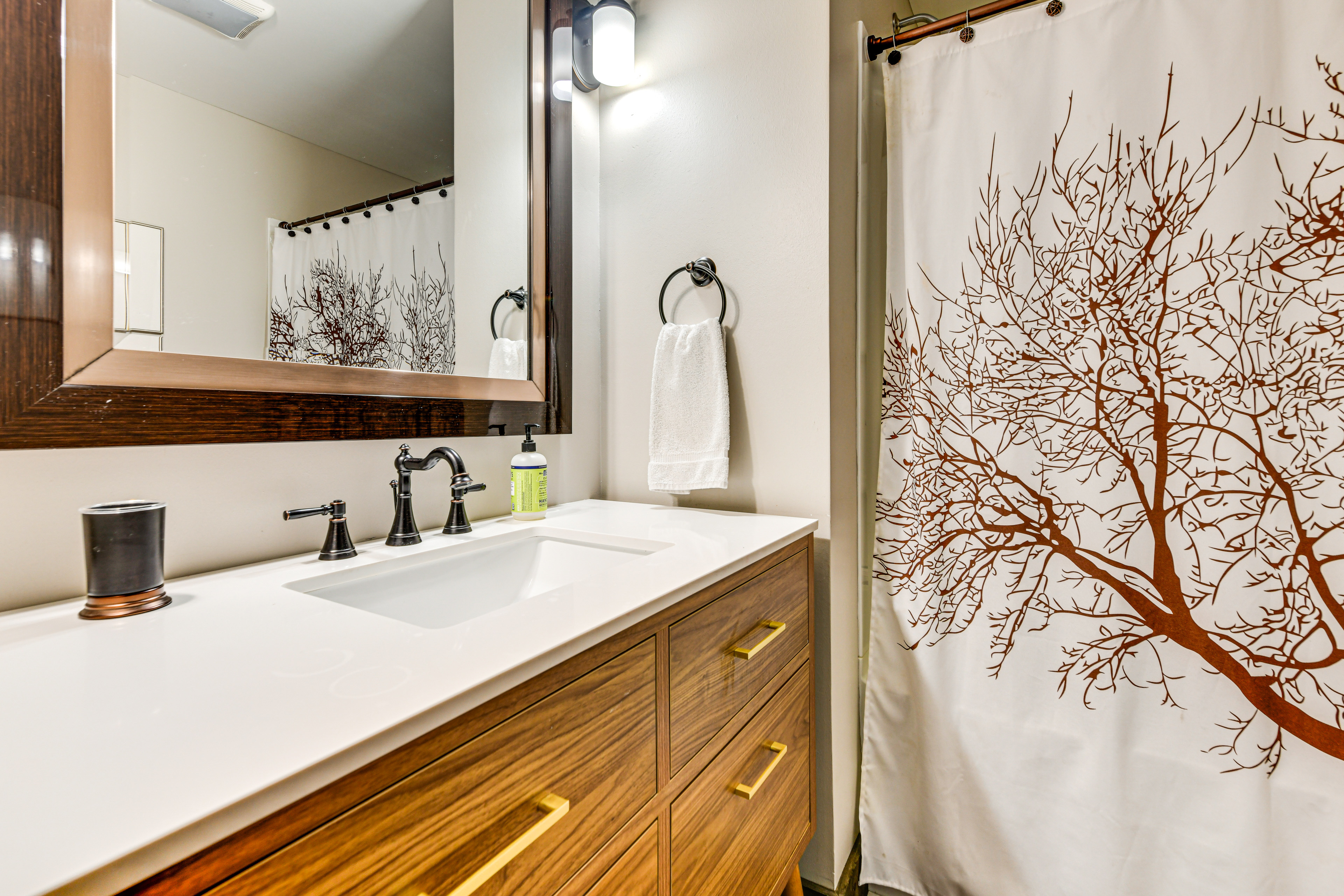 11 Mi to Sugarbush: Eclectic Ski House w/ Hot Tub!