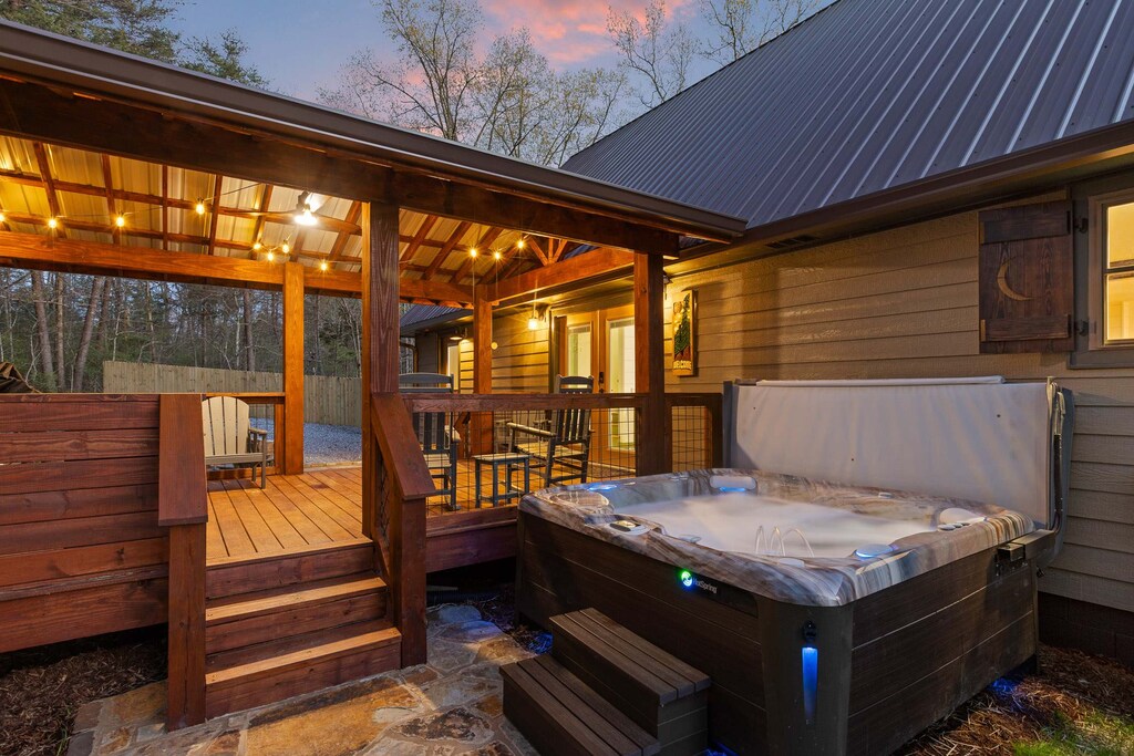 It doesn't get better than this! Soak in the tub under the stars.