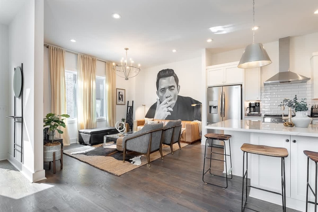 Johnny Cash is ready for your Nashville visit.