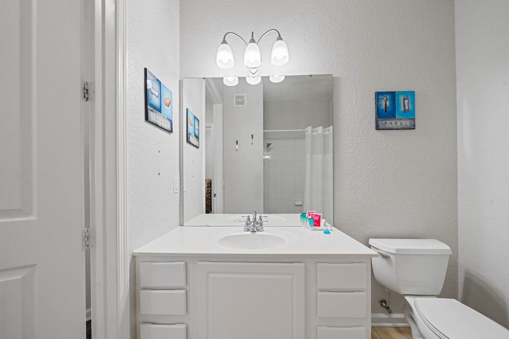 - Start your day fresh in this well-lit bathroom with a large mirror and plenty of counter space - Spotless and equipped with all the essentials for a stress-free stay - Thoughtful touches, like wall art and clean design, make it feel like home