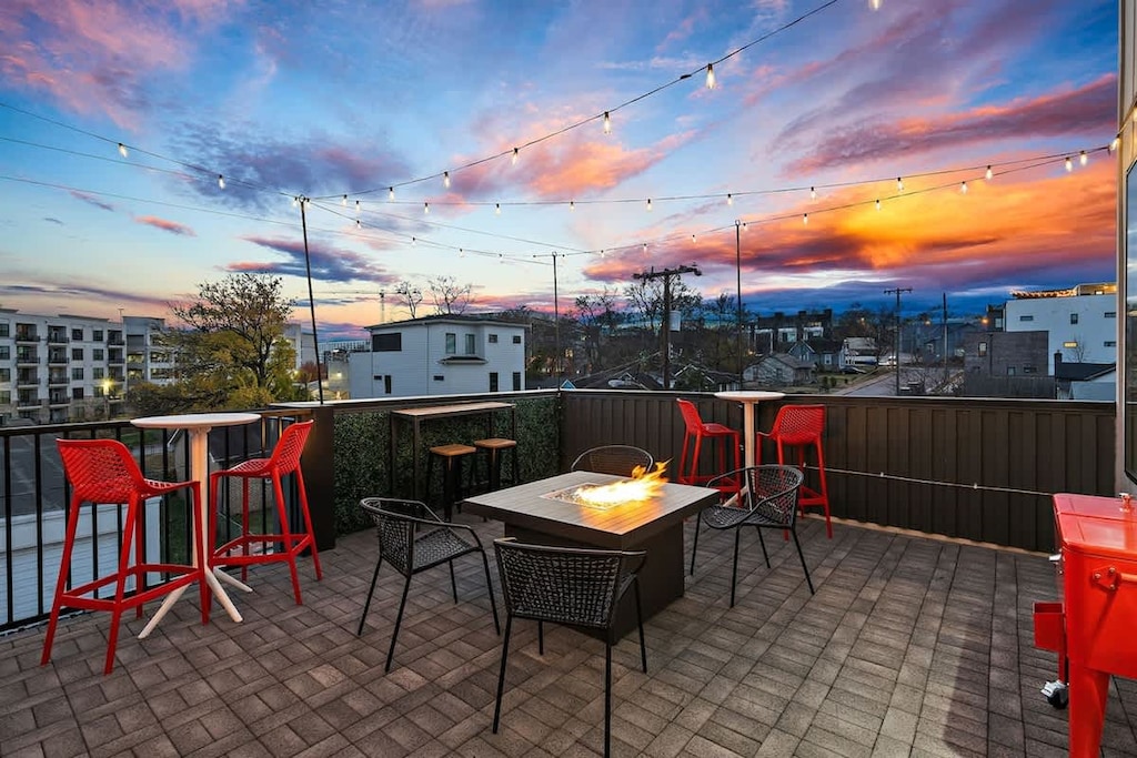 Rooftop Retreat: Watch sunsets by the fire pit with friends in Nashville!