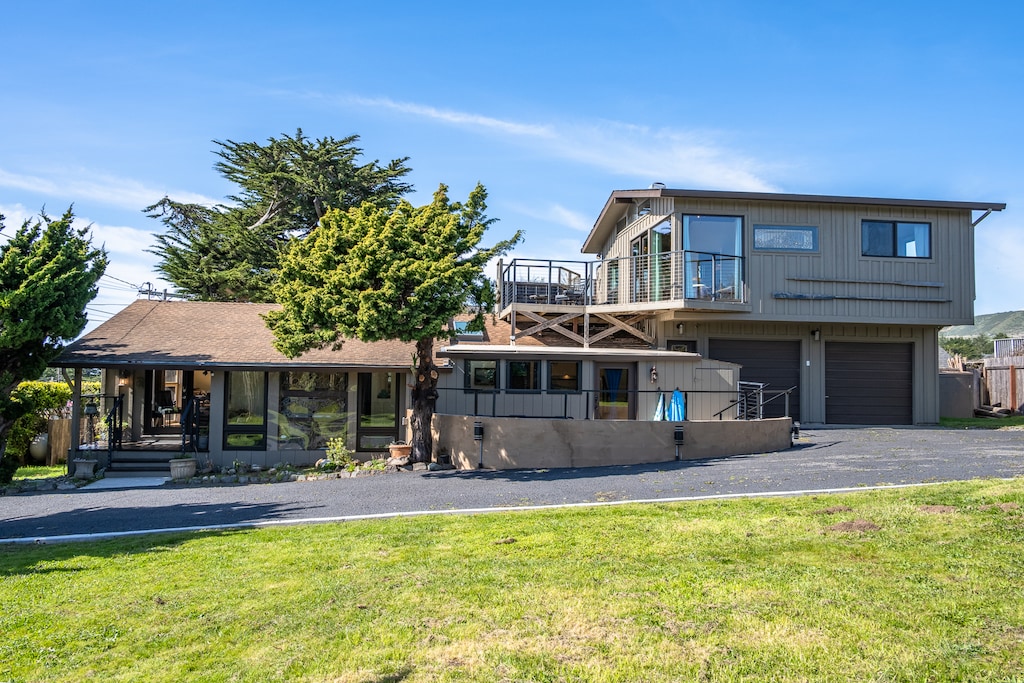 This home has a large side yard with plenty of room.  for your kid(s) to play!