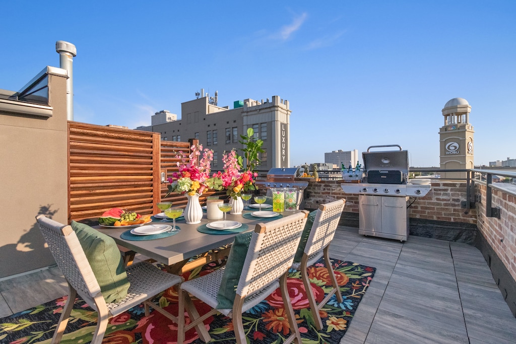 Host an outdoor meal with our rooftop dining table and dual BBQ pits—perfect for group gatherings, family dinners, or casual cookouts. Enjoy sweeping skyline views while sharing a bite at 888 Baronne's guest-only rooftop retreat.