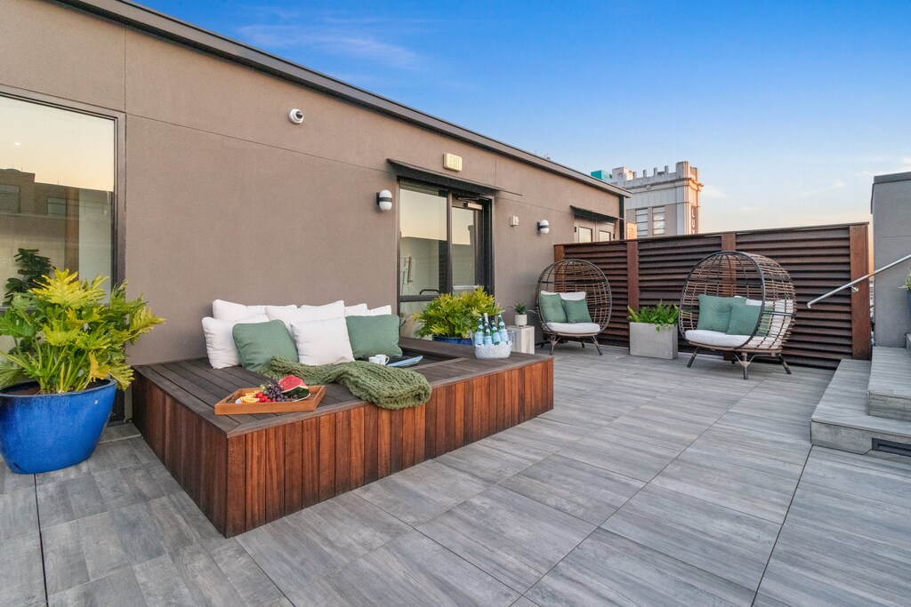 Soak up the sun or relax in the shade with plush rooftop daybeds and cozy seating at 888 Baronne. A stylish, guest-only escape overlooking Downtown New Orleans—ideal for reading, napping, or lounging between adventures.