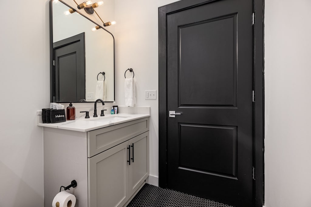 The guest bathroom includes fresh towels, a hairdryer, and complimentary toiletries. Conveniently located near the living area, it's stylish and practical—perfect for guests, families, or sharing during group stays at 888 Baronne.