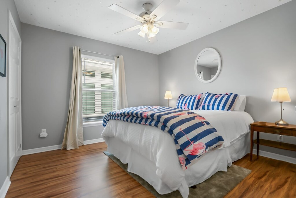 Queen bedroom with closet