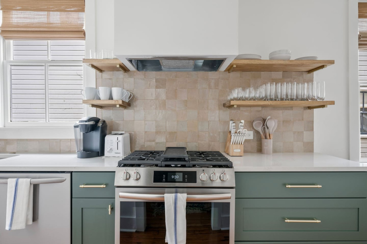 3 Bedroom - Newly Renovated - Close to King Street