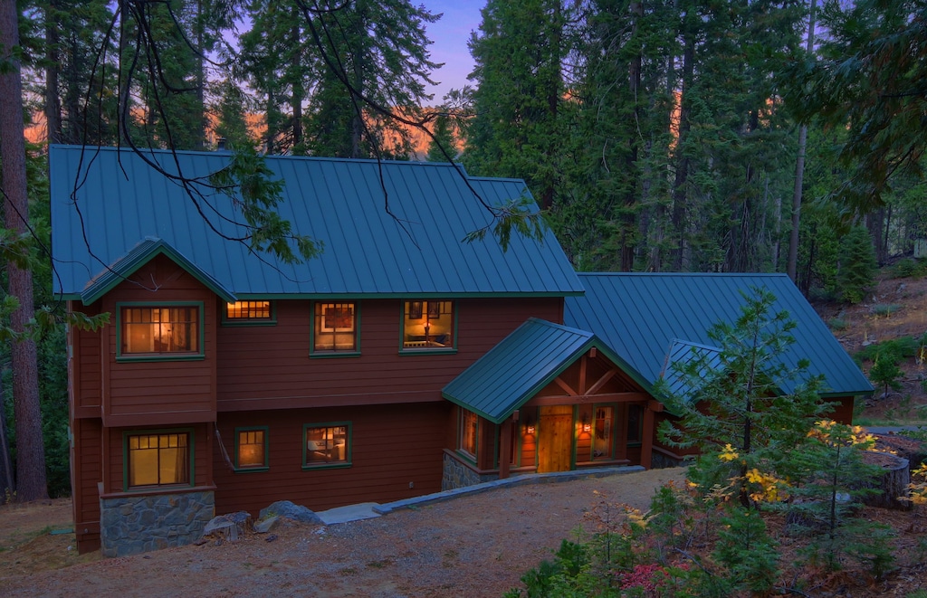 Large (2400 sq ft.) luxury cabin with beautiful architectural charm, nestled in the forest of Fish Camp!
