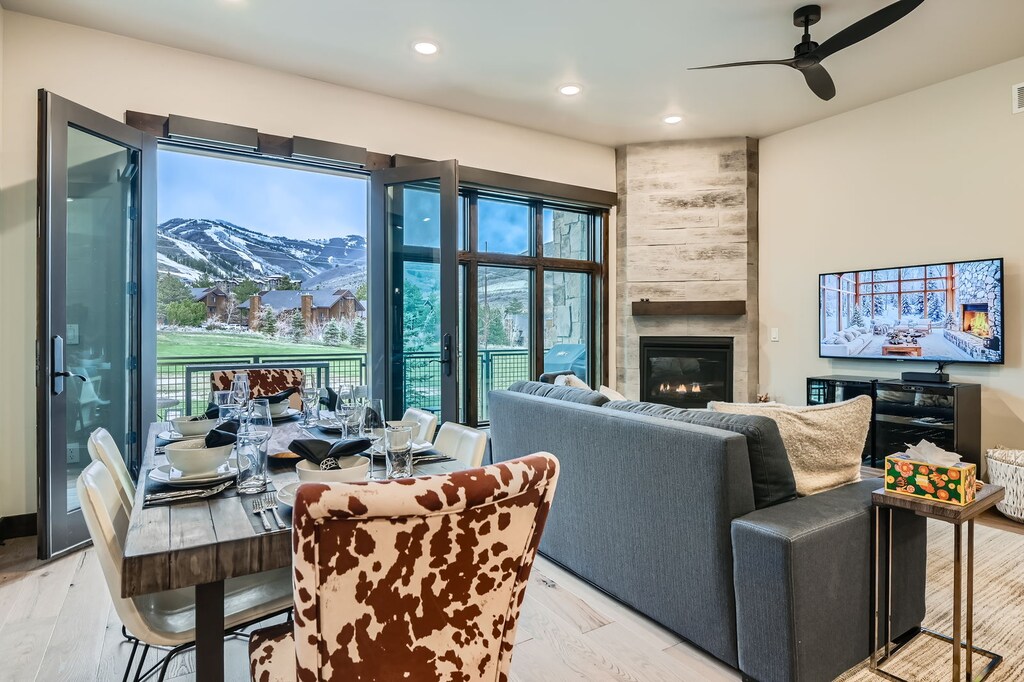 Cozy Dining Area for 6!