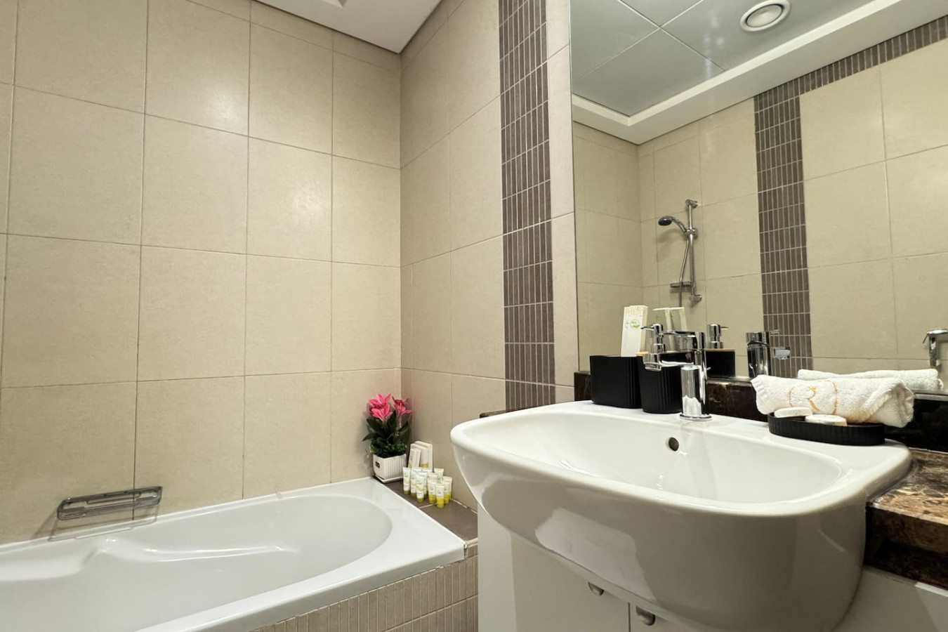 Relaxing 1BR Retreat with Pool – Mangrove Al Reem