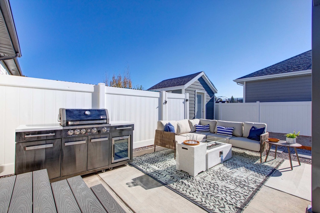 BBQ, Socialize, Fireplace. What else do you need to dine in the beautiful outdoors. 