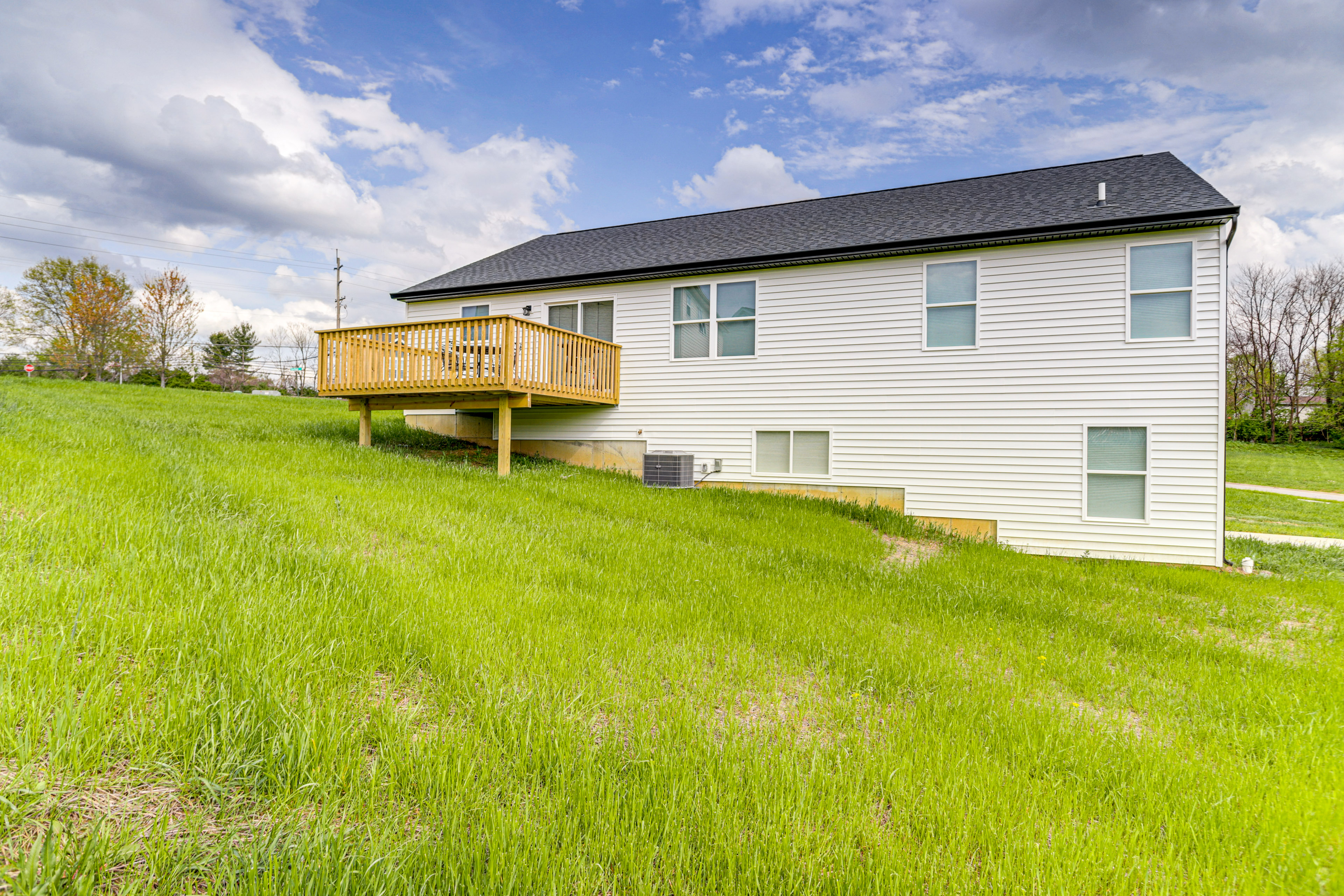 Deck & Outdoor Dining: Family Getaway in Dry Ridge